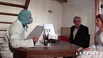 hd старая невеста трахается в жопу у гинеколога в тройничке с мужем video
