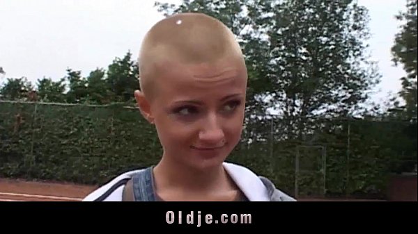hd сексуальная студентка с короткой стрижкой сосет член дедушки video