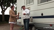 hd серьезная рыжая шлюха трахнулась двойным проникновением в групповухе со стариком video