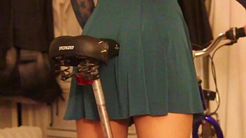 hd パンティーで自転車グラインドに乗ることを学ぶステップ娘 video