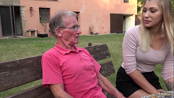 hd блондинку с горячей задницей трахнул в анал возбужденный дедушка video