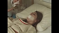 hd хорошенькая брюнетка в смирительной рубашке привязана ко рту к постели в больнице video