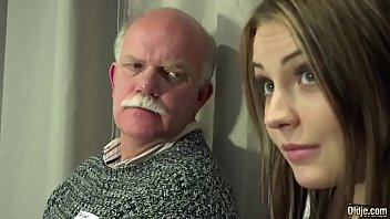hd おじいちゃんの猫のクソ運指ギャグによる古い若いポルノティーン輪姦 video