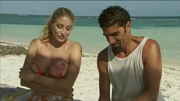 hd イタリアのポルノスターヴィットーリアリシがビーチで2人の船員にねじ込まれた video