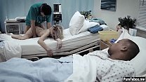 hd обидная миниатюрная тинка трахнута грязным доктором с большим хуем video