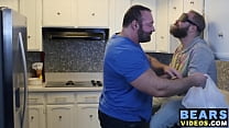 hd 彼の毛むくじゃらの厄介なカブによって激しく磨かれたハイイログマの雄鶏 video