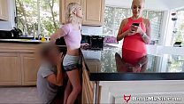 hd сладкая сводная сестрашлюшка трахает своего сводного брата за спиной мачехи video