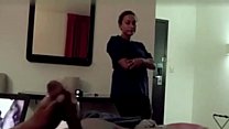 hd горничная отеля ловит его за подергиванием и наблюдает как он кончает video