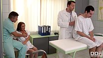 hd секс втроем в клинике с милфой док доминикой феникс приводит к двойному проникновению video