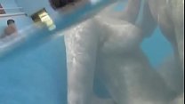 hd プールの母と子の video