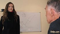 hd шлюховатая тинка принимает сперму на свой язык и глотает ее после жесткого траха с пожилым парнем video