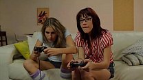 hd горячие геймеры kara price и sasha sweet делают перерыв чтобы полакомиться киской video