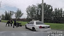 hd гейпатруль я байкгонщик получает свою черную задницу бандита работаемую полицейскими video