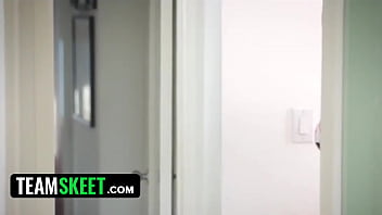hd мачеха трахается с парнем падчерицы и ее застукают cherrie deville video