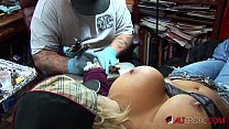 hd горячая блондинка получает татуировку играя с ее сиськами video