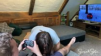 hd пока он играет она начинает сосать его член и начинает скакать на нем кончил на все ее очко video