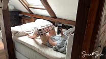 hd 義理の妹が自慰行為をしているのを見つけた 彼女は私たちの両親に言わないように頼んだ だから私は彼女を犯した video