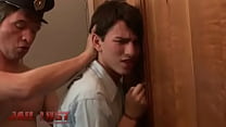 hd похотливый тюремщик превращает заключенного в своего игрушечного мальчика video