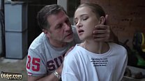 hd парень жестко трахает сладкую юную киску и трахает пальцами ее во время секса video
