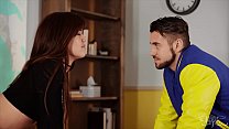 hd извращенная брюнеткатранс крошка дейзи тейлор соблазняет натурала трахнуть ее transangels video