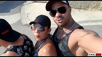 hd ksal hot идет на пляж чтобы насладиться луау и это заканчивается большим количеством скулей и групповухи возвращая video