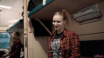 hd девушкапопутчик соблазнила парня в поезде сделала ему минет и проглотила сперму video