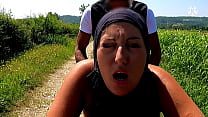 hd この不誠実なイスラム教徒は道順を尋ねます彼女は信じられないほど裸の車のボンネットでそれを見つけるでしょう video