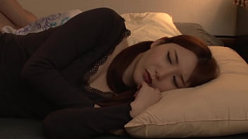 hd httpsbitly3s0ustv　隣で妹が寝ているのに音を消さずにavを観る兄それに気付いた妹は見て見ぬフリをしようとするが股間は言う事を聞かず video