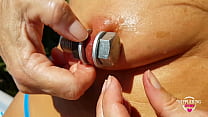 hd nippleringlover возбужденная милфа мастурбирует на улице в бассейне вставляя огромные винты в экстремально video