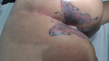 hd mary butterfly幸せで笑顔でコンドームなしで友達に引っ張られて犯されて流れてくる精液のお尻を詰まらせますこれはすべてすべてを撮影するコーニーニョの前で行われます video