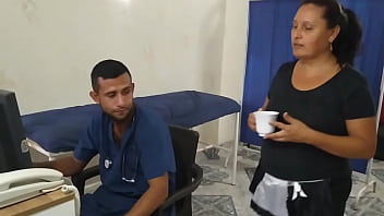 hd служанка приходит ко мне в офис за одолжением и встает передо мной на колени video
