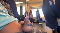 hd незнакомая девушка подрочила и отсосала мне в поезде на публике video