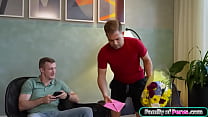 hd familyofpervscom пасынок и лучшая подруга трахают его грудастую мачеху video